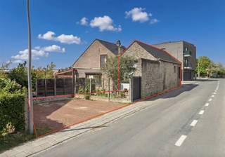 <p>Deze ruime 3-gevelwoning met een bewoonbare oppervlakte van 144 m² is gelegen in een residentiële en vlot bereikbare omgeving in Machelen en biedt dankzij haar ruime indeling en praktische opbouw tal van mogelijkheden. De woning is instapklaar doch dient verder opgefrist te worden, waardoor u ze volledig naar eigen smaak en comfort kan aanpassen. Op straatniveau omvat de woning een inkomhal, een apart gastentoilet, een aangename leefruimte met open ingerichte keuken en een eerste slaapkamer. Via de leefruimte is er rechtstreeks toegang tot de zuidgerichte koer/teras en tuin, die momenteel praktisch is ingericht met twee staanplaatsen. Op het tuinniveau bevindt zich de tweede slaapkamer, een badkamer met ligbad en inloopdouche en meerdere praktische kelderbergingen. De woning beschikt over centrale verwarming op gas (Vaillant), meranti buitenschrijnwerk met dubbele beglazing, rolluiken en is aangesloten op alle gebruikelijke nutsvoorzieningen. Met een EPC-label C beschikt de woning over een gunstige energetische basis. Dankzij de combinatie van de ruime woonoppervlakte, twee slaapkamers, zuidgerichte buitenruimte, praktische parkeermogelijkheden en de mogelijkheden om de woning verder te moderniseren, vormt dit een interessante opportuniteit voor wie op zoek is naar een betaalbare woning met potentieel. De woning is bovendien gelegen buiten overstromingsgebied. Voor meer informatie of een bezoek ter plaatse kan u vrijblijvend contact opnemen met Frederik via frederik@immo-time.</p>
