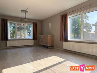 <p><span>Dit appartement is gelegen op de eerste verdieping (geen lift) van een een kleinschalig gebouw, midden in het centrum van Gooreind. Winkels, openbaar vervoer en andere voorzieningen bevinden zich op wandelafstand.</span></p><p><span> </span></p><p><span>Indeling</span></p><p><span>Via de inkomhal kom je in de lichtrijke leefruimte van 29 m², dankzij de grote ramen. Aansluitend bevindt zich de semi-open keuken, ingericht met een inductiekookplaat, dampkap, combi-oven, vaatwasser, koelkast en spoelbak. Naast de keuken is er een praktische wasplaats met extra opbergruimte. Verder beschikt het appartement over twee slaapkamers van 16 m² en 8 m². De grootste slaapkamer geeft rechtstreeks toegang tot het balkon. De badkamer is uitgerust met een inloopdouche, toilet en lavabo met meubel.</span></p><p><span> </span></p><p><span>Extra: </span></p><p><span>Private berging op de gemeenschappelijke hal - extra buitenberging voor fietsen en/of vuilnis</span></p><p><span>Geen vaste kosten </span></p><p><span>Onmiddellijk beschikbaar </span></p>