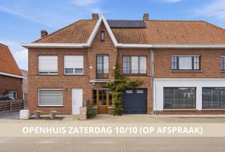 <p>Op zoek naar een verzorgde rijwoning in een rustige en groene omgeving in Ruddervoorde? Deze aangename gezinswoning combineert een praktische indeling met drie slaapkamers, een ruime tuin en een energiezuinig EPC-label B.</p><p>Via de inkomhal komt u binnen in de woning, waar u ook het gastentoilet vindt. De gezellige zithoek loopt over in een praktische bureauruimte en sluit aan op de eetkamer. Aansluitend bevindt zich de keuken, die rechtstreeks toegang biedt tot de ruime tuin. Hier geniet u volop van rust, privacy en een prachtig zicht op de achterliggende velden. De tuin is bovendien ook langs de achterzijde bereikbaar.</p><p>Op de eerste verdieping bevinden zich drie slaapkamers en een badkamer met douchecabine. Extra bergruimte vindt u op de zolder. De inpandige garage zorgt voor bijkomend comfort en praktische opbergruimte.</p><p>Met zonnepanelen en een thuisbatterij beschikt deze woning over een gunstig EPC-label B, waardoor er geen energetische renovatieverplichting geldt. De combinatie van de rustige ligging, het uitzicht over de velden, de ruime tuin, drie slaapkamers en inpandige garage maakt dit een interessante gezinswoning met heel wat mogelijkheden.</p><p>Interesse?</p>