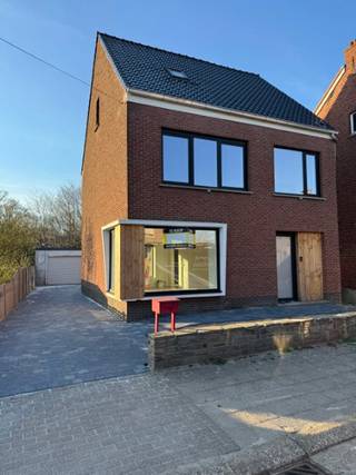 In de Nieuwstraat 33 te 2460 Tielen vinden we deze volledig gerenoveerde open bebouwing terug, ideaal voor wie op zoek is naar een instapklare...