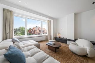 Dit smaakvol gerenoveerde appartement bevindt zich op de tweede verdieping en biedt een schitterend open zicht over de prachtige villa's in het...