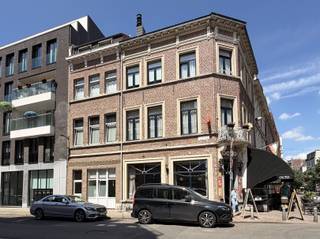 <p><span>ANTWERPEN - 't Zuid - Goedehoopstraat 25</span><span>: Leuk appartement naast de Schelde en Kloosterstraat. </span></p><p><span> </span></p><p><span>BESCHRIJVING:</span></p><p><span> </span></p><p><span>Leuk appartement op de 2° verdieping van een klein gebouw op een toplocatie te Antwerpen op enkele passen van de Schelde. </span></p><p><span>Leefruimte, open keuken, 1 slaapkamer en aparte badkamer met douche, lavabomeubel en toilet.</span></p><p><span>Op wandelafstand vindt men alle beste restaurants, koffiezaken, musea en modewinkels. </span></p><p><span>Kortom: het beste van Antwerpen binnen handbereik. </span></p><p><span> </span></p><p><span>BIJZONDERHEDEN:</span></p><p><span> </span></p><p><span>* Beschikbaar 1/10/2026</span></p><p><span>* Toplocatie op het Zuid, naast de Schelde</span></p><p><span>* 100€ provisiekosten/maand (water, provisie voor verwarming en onderhoud gemene delen). </span></p><p><span> </span></p>