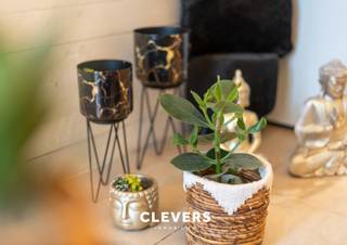 Aan de voet van de jachthaven resideert dit mooi appartement met terrasje.Indeling: een moderne living met mooie open keuken en een aangenaam terras...
