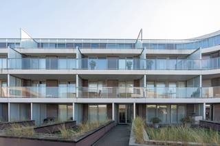 Op een rustige en groene ligging tussen Oostende en Bredene vinden we dit verzorgd tweeslaapkamerappartement met ruime terrassen aan voor-...