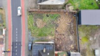 Dit perceel, gelegen in een goedgekeurde verkaveling, heeft een totale oppervlakte van zo'n 310 m² (zie plan) en is geschikt voor het creëren van...