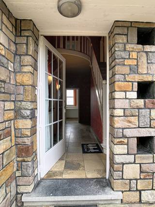 <p>Deze unieke villa met 4 slaapkamers te huur in Tienen ligt in een rustige doodlopende straat en biedt een aangename combinatie van privacy, ruimte en bereikbaarheid. Je woont hier in een rustige buurt, terwijl je toch vlot toegang hebt tot de voorzieningen en verbindingswegen van Tienen.</p><p>Bij het binnenkomen valt meteen de karaktervolle inkomhal op, met als blikvanger de prachtige trap die de verschillende verdiepingen met elkaar verbindt. Aan de linkerzijde bevindt zich een aparte bureauruimte, ideaal als thuiswerkplek of als praktische extra ruimte. Verder in de inkomhal zijn een vestiaire en een gastentoilet voorzien.</p><p>De ruime leefruimte vormt het hart van de woning. Dankzij de grote ramen geniet je hier van veel natuurlijke lichtinval en een aangenaam zicht. De woonkamer sluit rechtstreeks aan op de keuken. Vanuit de keuken kijk je uit over de tuin en het achterliggende groen, waardoor ook hier een bijzonder open en rustig gevoel ontstaat.</p><p>Aansluitend op de keuken bevindt zich de veranda. Deze ruimte vormt een aangename overgang tussen de woning en de tuin en kan doorheen het jaar gebruikt worden. Of je er nu rustig wilt zitten met zicht op de tuin of een extra leefruimte zoekt, de veranda biedt verschillende mogelijkheden.</p><p>Op de eerste verdieping bevinden zich drie ruime slaapkamers. Twee slaapkamers beschikken over een ingebouwde dressingkast, wat zorgt voor extra praktische bergruimte. De ruime badkamer biedt eveneens voldoende opbergruimte en beschikt over de nodige ruimte voor dagelijks comfort.</p><p>De tweede verdieping biedt nog meer mogelijkheden. Hier bevindt zich een grote polyvalente ruimte die naar eigen behoefte kan worden ingericht als hobbyruimte, speelruimte, werkplek of extra leefruimte. Daarnaast is er op deze verdieping nog een vierde slaapkamer aanwezig.</p><p>Ook praktisch heeft deze villa heel wat te bieden. De volledige woning is onderkelderd, waardoor er veel bijkomende bergruimte beschikbaar is. Daarnaast beschikt de woning over een grote garage. Voor de woning is eveneens parkeergelegenheid voorzien.</p><p>Buiten geniet je van verschillende terrassen rondom de woning. Achteraan bevindt zich een grote onderhoudsvriendelijke tuin met zicht op het omliggende groen. De verschillende buitenruimtes zorgen ervoor dat je op verschillende momenten van de dag een aangename plek buiten kunt vinden.</p><p>De villa is gelegen in een rustige doodlopende straat in Tienen, maar toch dichtbij de dagelijkse voorzieningen. Winkels, scholen, openbaar vervoer en belangrijke verbindingswegen zijn vanuit de woning vlot bereikbaar. Daarmee vormt deze woning een interessante combinatie van rustig wonen en een praktische ligging.</p><p>Ben je op zoek naar een ruime villa met 4 slaapkamers, een garage, verschillende terrassen en een grote tuin in Tienen, dan biedt deze woning heel wat mogelijkheden. </p><p> </p><p>Nieuwsgierig geworden naar deze woning? Neem contact op via charlotte.geyskens@living-stone.be of www.living-stone.be en plan snel een bezoek in!</p>