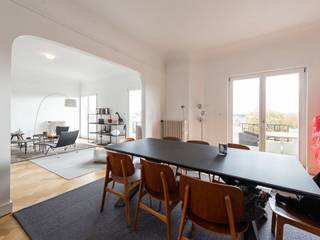 In the heart of the Châtelain district, in an Art Deco building dating from 1946 designed by architect Camille Damman, this penthouse has a...