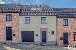<span>Deze goed georiënteerde nieuwbouwwoning is gelegen in Michelbeke en afgewerkt met uiterst duurzame materialen. </span><br /><br /><span>Deze omvat een inkomhal, bezoekerstoilet, leefruimte met open ingerichte keuken met zicht op terras en tuin, afzonderlijke ruime berging met aansluitend garage en toegankelijkheid naar de tuin. Bovenverdieping omvat 3 ruime slaapkamers met veel lichtinval, apart toilet en ingerichte badkamer met ligbad, inloopdouche en dubbel lavabomeubel met integraaltablet. Vaste trap naar tweede verdiep die ruime masterbedroom omvat met extra bergruimte. </span><br /><br /><span>Makkelijk goed te onderhoud tuin voorzien van maairobot en extra parkeergelegenheid voor tweede wagen. Afgewerkt met cv verwarming met radiatoren, individuele regenwaterput aangesloten op toiletten, wasmachine en buitenkraan, verwarming op aardgas en kwalitatieve materialen. Volledig voorzien van lichtarmaturen, geschilderd en afgewerkt met gordijnen aan de slaapkamervensters. Kortom meer dan een bezoekje waard!</span><br /><br /><span>Beschikbaar vanaf 1 september 2026.</span><br /><br /><span>Voor meer informatie of een vrijblijvend bezoek bel Stefanie op het nummer 055/59 50 10 of email stefanie.browaeys@weinvest.be.</span>