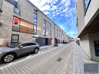 <p>Laatste 4 appartementen beschikbaar!<br /><br />Binnenkort van één van deze nieuwbouw appartementen uw thuis maken, midden in het centrum van Maldegem? Dit is de kans!<br /><br />Project Koffiebranderij bevindt zich in het bruisende centrum van Maldegem. Met alle faciliteiten op wandelafstand. Het project bestaat uit 23 appartementen en 4 penthouses. Langs de achterzijde kunt u genieten van een prachtig aangelegde binnentuin. Bovendien zijn de appartementen op het gelijkvloers voorzien van een privé tuintje.<br /><br /></p>
<p>Op de gelijkvloerse verdieping is er nog keuze uit <strong>1-2 slaapkamer appartementen</strong>. Op verdieping 1 en 2 zijn dit <strong>2 slaapkamer appartementen.</strong> <br />Deze zullen uiteraard aan alle hedendaagse energienormen voldoen. Ieder appartement is voorzien van GEOTHERMISCHE WARMTEPOMPEN, vloerverwarming met passieve koeling en ZONNEPANELEN. Het gebouw heeft een zuidgerichte oriëntatie waardoor je steeds kan genieten van het zonnetje vanop je terras of in je tuintje.<br /><br />Ondergronds zijn zowel parkeergarages, staanplaatsen als fietsenstalling terugvinden. Bovengronds wordt nog een extra fietsenberging voorzien met parkeerplaatsen.<br /><br /></p>
<p>Bij aankoop van een appartement is het mogelijk dit helemaal <span><strong>op maat en naar eigen smaak in de richten</strong></span>. U heeft nog de mogelijkheid de vloeren, keuken, badkamer, … zelf te kiezen bij de hiervoor aangeduide leveranciers.<br />Vloeren/keukens op de foto's zijn ter illustratie van reeds verkocht appartementen. <br /><br />Nieuwsgierig naar deze tijdloze bouw met grote raampartijen en ultiem comfort?<br /><br />Contacteer Bonne Vastgoed 7 op 7 voor meer info via 0468/104040 of info@bonnevastgoed.be</p>