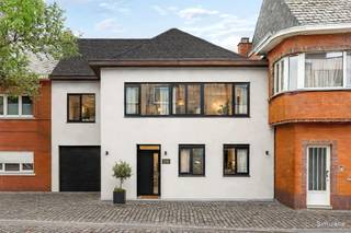 <p><span>Centraal gelegen, ruime woning (415m2)</span></p><p><span> </span></p><p><span>Belangrijkste troeven:</span></p><p><span>- Gelijkvloerse oppervlakte van ca 290m2!</span></p><p><span>- Woonst met 3 ruime kamers op verdieping</span></p><p><span>- Centrale ligging</span></p><p><span>- Enorm potentieel!</span></p><p><span>- Inpandige garage</span></p><p><span>- Kelder en kruipkelder</span></p><p><span> </span></p><p><span>Bekijk zeker onze grondplannen met de afmetingen. Zo krijgt u van thuis uit al een perfect beeld van wat deze woning te bieden heeft!</span></p><p><span>Wenst u meer info of een vrijblijvende bezichtiging, contacteer dan ons kantoor op het nummer 014 39 99 99 en wij helpen u graag verder.</span></p>