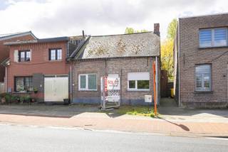 Te renoveren starterswoning met o.a. 3 slaapkamers vlakbij het centrum van Nijlen.Indeling GLV: inkomhal; woonkamer met open; keuken; badkamer en 2...