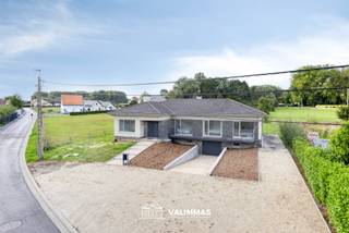 VALIMMAS verkoopt in het pittoreske en landelijke gehucht Asbeek deze ruime en gerenoveerde villa-bungalow op 13 are...
Het gelijkvloers omvat een inkomhal met vestiaire, een slaap-/logeerkamer of bureel, een badkamer met douche en toilet, een grote living (± 52m²) + salon (± 28m²), een vernieuwde en ingerichte keuken, een nachthal met een berging en een toilet, 4 slaapkamers en twee badkamers. Drie slaapkamers hebben toegang tot het terras vooraan.
Het kelderniveau herbergt een garage voor twee wagens, twee grote kelders, twee proviandkelders en een stookplaats.
De zolder kan dienstig zijn als bergruimte.
Recent gerenoveerde woning: oa. nieuwe vloeren, keuken, badkamers, geautomatiseerde garagepoort. Volledig nieuw geschilderd – stemmig en sfeervol ingericht – direct instapklaar !
Prachtige ligging aan de rand van het pittoreske & landelijke gehucht Asbeek, in agrarisch gebied (in principe geen nieuwe bebouwing rondom meer mogelijk). Gemakkelijke verbindingen naar E40 Ternat en Affligem.