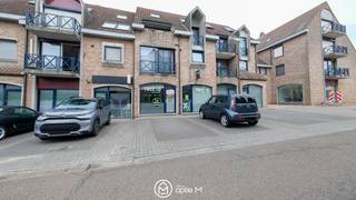 <h2><span>Deze kantoorruimte in Ham is gelegen aan het Heldenplein 7D, met uitstekende bereikbaarheid en parkeermogelijkheden voor de deur.</span></h2>
De ligging van het kantoor is ideaal, je bent in enkele minuten aan de oprit van de E314 richting Hasselt en Antwerpen.<br /><br />Het kantoor heeft een totale oppervlakte van 77 m² en bestaat uit een (dubbele) kantoorruimte met kichenette, bergruimte en een afzonderlijk toilet. De aanwezigheid van twee buitendeuren maakt het mogelijk om de ruimte op te delen in twee functionele zones, zoals bijvoorbeeld een kantoor met een aparte inkom- en/of wachtruimte.<br /><br />De kichenette is uitgerust met een spoelbak, plaats voor een koelkast en opslag. Achteraan vind je een berging met van daaruit toegang tot het toilet.<br /><br /><strong>Troeven van deze kantoorruimte te koop in Ham:</strong>
<ul>
<li>EPC B</li>
<li>Asbestveilig</li>
<li>Vlotte verbinding naar de E314</li>
<li>Parkeermogelijkheid voor klanten</li>
<li>Flexibele indeling met twee aparte toegangsmogelijkheden</li>
<li>Instapklare afwerking</li>
<li>Geschikt als kantoor, praktijkruimte of creatieve werkplek</li>
</ul>
Benieuwd naar deze unieke kantoorruimte in Ham? Neem dan contact op via lize@optie‑m.be of 0468 21 87 49.<br /><br />Wil je weten wat jouw vastgoed waard is? Contacteer ons voor een gratis waardebepaling.<br /><em>VG, WG, GMO, GVKR, VV</em>