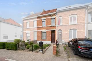 Deze te renoveren woning is zeer centraal gelegen, direct in en uit het centrum van Sint-Niklaas. De indeling is als volgt: inkomhal,...