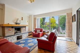 Bent u op zoek naar een ruim appartement dat het comfort van de stad combineert met de rust van de rand? Dit unieke appartement in Laken, perfect gelegen op de grens van Brussel en Vlaams-Brabant, biedt het beste van twee werelden. Het bevindt zich in een kleinschalig gebouw met slechts 4 mede-eigenaars en ligt op wandelafstand van het openbaar vervoer, scholen, supermarkten en lokale handelaars. Het appartement bevindt zich op de eerste verdieping en is vlot bereikbaar met de lift en is als volgt ingedeeld:- Inkomhal- Lichtrijke leefruimte met prachtige, authentieke parketvloer- Terras EN tuin- Keuken met ontbijthoek en handige berging.- Badkamer: Met douche en wastafel- Twee slaapkamersBijkomend zijn nog de uitzonderlijke faciliteiten op het gelijkvloers:-Eigen oprit en garage voor 2 auto’s (in de lengte)- Praktische kelder- Atelier / polyvalente ruimte: Een multifunctionele ruimte mét eigen sanitair. Perfect als hobbyruimte, thuiskantoor, praktijkruimte of extra opslagBent u klaar om dit unieke appartement zelf te ontdekken? Wacht niet te lang, want vastgoed met zulke troeven is uiterst gegeerd. Neem snel contact met ons op voor meer informatie en/of een bezoek ter plaatse!