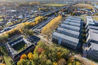 Axxes Business Park (ABP) is een complex van 28.000 m² bestaande uit 7 kantoorgebouwen en een bedrijvencentrum (ABC) met aanvullende diensten. De site is strategisch gelegen vlakbij belangrijke wegen (E40/E17), op slechts 15 minuten van het centrum en het centraal station van Gent.<br />De renovatie van het bedrijvenpark is net afgerond met een BREEAM In-Use 'Very Good' certificering, inclusief: zonnepanelen, waterrecyclage, de grootste parkeerratio in Gent (928 plaatsen), 50 oplaadpunten voor elektrische voertuigen. De indeling van de gerenoveerde ruimtes wordt aangepast aan de behoeften van de huurders. <br />Belastingen en toeslagen: op aanvraag<br />Parkeren UIT: €850/plek/jaar<br />Parkeren IN: € 1.250/ruimte/jaar