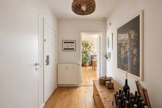 Locatie:
Sommige plekken geven je ruimte om te ademen, zelfs midden in de stad. Dit appartement ligt in de Jan De Graefstraat in Berchem, waar stedelijk wonen en rust mooi samengaan. Op een paar minuten wandelen vind je een supermarkt, een bushalte en het groen van park Het Prieel. Station Berchem ligt op zo’n 6 minuten fietsen en ook het centrum van Antwerpen bereik je vlot met de fiets of het openbaar vervoer.
Indeling:
Het appartement ligt op de derde verdieping en is het enige op deze verdieping. Geen buren op je overloop dus, maar privacy en een rustig, exclusief woongevoel. Met 103 m² bewoonbare oppervlakte heb je alle ruimte om comfortabel te wonen. De twee slaapkamers van 17 m² en 12 m² geven je de vrijheid: een ouderslaapkamer en een kinderkamer, of een logeerkamer of thuiskantoor.
Buiten: de echte blikvanger is het terras van maar liefst 62 m², een volwaardige buitenkamer. Hier ontbijt je met de stad aan je voeten, schuiven vrienden aan voor een lange tafel en kijk je over de Antwerpse skyline tot aan de kathedraal. Daarnaast is er een privatieve kelderberging voor extra opslag. Van een rustige koffie in de ochtend tot de lichtjes van de stad bij valavond.
Troeven:
Terras van maar liefst 62 m² – een echte buitenkamer
Panoramisch uitzicht over Antwerpen en de kathedraal
Enige appartement op de derde verdieping: optimale privacy
Bewoonbare oppervlakte van 103 m²
Twee ruime slaapkamers van 17 m² en 12 m²
Privatieve kelderberging
Technische gegevens:
Het appartement heeft een EPC-label C, goed voor een comfortabel woonklimaat. De elektrische installatie is conform de geldende voorschriften.
Extra:
Verkooprecht: verlaagd tarief van 2% bij aankoop als enige eigen woning (akte vóór 31/12/2026)
Al eigenaar: verkoop je eerste eigendom binnen 2 jaar en geniet alsnog van het verlaagde tarief
Benieuwd naar de waarde van je woning? Vraag een gratis schatting aan via jeff@bauwensvastgoed.be