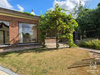 Uniek! Te renoveren alleenstaande gelijkvloerse woning op 628 m² te Kuurne<br /><br />Op een verborgen plekje in Kuurne, maar toch vlot bereikbaar, vinden we deze alleenstaande gelijkvloerse woning met grote tuin. Met de nodige moderniserings- en opfrissingswerken kan dit een echt pareltje worden!<br /><br />We komen de woning binnen via de inkomhall. De lichtrijke leefruimte met gaskachel heeft grote ramen en zicht op verschillende delen van de tuin. Vanuit de leefruimte komen we via de rechtse deur in de ingerichte, verzorgde keuken, met toegang tot een koele kelderberging (4 trapjes naar beneden). Naast de keuken vinden we nog een zeer ruime berging/wasplaats terug, waar zich ook een gastentoilet en de badkamer (ligbad, lavabo en toilet) bevinden. Via de linkerdeur in de leefruimte komen we in de nachthall, die toegang geeft tot de 3 slaapkamers. <br /><br />De tuin is voorzien van verschillende terrassen, vijvers, een serre, tuinhuis en biedt zeer veel privacy. De woning heeft een inpandige garage. <br /><br />PLUSPUNTEN:<br />+ gelijkvloers wonen (156 m² bewoonbare oppervlakte) <br />+ alleenstaand<br />+ privacy<br />+ groot potentieel
