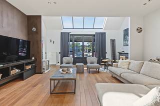 <strong>Erg charmante en instapklare woning op een zuidgericht perceel van 565 m² te Ravels Eel. Epc-score: 132 kWh/m² (label B)</strong><br /><br /><strong>Ligging:</strong> kindvriendelijke verkaveling te Ravels Eels<br /><br /><strong>Indeling:</strong> <strong>0:</strong> inkomhal, woonkamer, garage/polyvalente ruimte, wasplaats; keuken, woonkamer, veranda <strong>+1: </strong>drie slaapkamers, dressing, badkamer <strong>buiten: </strong>tuinberging, tuin/terras, zwembad, zitlounge.<br /><br /><strong>Omschrijving:</strong> Charmante woning (bouwjaar 2006) op een zuidgericht perceel van 565 m² te Ravels Eel. Erg rustig en kindvriendelijk met daarenboven een speelplein tegenover de deur. De woning heeft mede door zonnepanelen en een goede isolatie, een prima epc-score: 132 kWh/m² (label B). De woning is bovendien instapklaar!<br /><br />Inkomhal met natuurstenen betegeling en met toegang naar de polyvalente ruimte met airco, ideaal voor een praktijkruimte (aansluiting water) of te gebruiken als garage. Ruime woonkamer met parketvloer en een gashaard. Aansluitend aan de woonkamer bevindt zich een erg lichte tuinkamer/veranda. Volledig uitgeruste keuken met toestellen en een werkblad in natuursteen. Wasplaats met ingemaakte kasten. Bovenverdieping met 3 ruime slaapkamers waarvan de kinderkamers met ingemaakte kasten. Dressing eveneens aanwezig. Badkamer met inloopdouche. <br /><br />Achteraan een zuidgerichte tuin met verwarmd zwembad en een gezellige zitlounge achteraan. Tuinberging met naastliggende serre.<br /><br />Is je interesse gewekt? <strong>donderdag 29/10 is er een kijkmoment van 16u tot 19u. Afspraak: 014/41.42.42 </strong><br /><br /><strong>Bijzondere informatieplicht:</strong> in aanvraag.