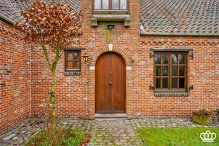 <p><span> </span></p><p><span>Landelijke villa gelegen in een zeer rustige residentiële wijk nabij de Kalmthoutse Heide, met onder meer een open leefruimte met keuken, drie slaapkamers, een ingerichte badkamer, een ruime inpandige garage en een zolder met uitbreidingsmogelijkheden, op een zuidoost gericht perceel van circa 1.100 m².</span></p><p><span>De vermelde oppervlakte van de woning is gebaseerd op het EPC en omvat ook de zolderruimte, die bereikbaar is via een vlizotrap.</span></p><p><span>Gelijkvloers</span><span><br />Inkomhal op tegelvloer met gastentoilet voorzien van handenwasser. De leefruimte met inbouwcassette geniet van veel lichtinval en heeft rechtstreekse toegang tot de tuin en het terras via een dubbele deur.<br />De open, ingerichte keuken is uitgerust met kookplaat, dubbele spoelbak en vaatwasser, en beschikt eveneens over een rechtstreekse buitendeur.<br />Vanuit de nachthal bereikt u de drie slaapkamers op laminaatvloer, met respectieve oppervlakten van 15 m², 8 m² en 8 m².<br />Aansluitend bevindt zich de ingerichte badkamer met dubbele lavabo, toilet en ligbad.</span></p><p><span>Zolder</span><span><br />Vanuit de inpandige garage bereikt u via een vlizotrap de zolder. Deze ruime zolder biedt uitbreidingsmogelijkheden.</span></p><p><span>Kelder</span><span><br />De woning beschikt over een kruipkelder onder de volledige woning, met uitzondering van de garage.</span></p><p><span>Tuin</span><span><br />De zuidoost gerichte tuin is volledig omheind en grenst aan het arboretum, waardoor u de zekerheid heeft dat er achter het perceel nooit gebouwd zal worden.<br />Verder beschikt u over een aangelegd terras, voldoende privacy en parkeergelegenheid vooraan de woning.</span></p><p><span><br /> </span></p>