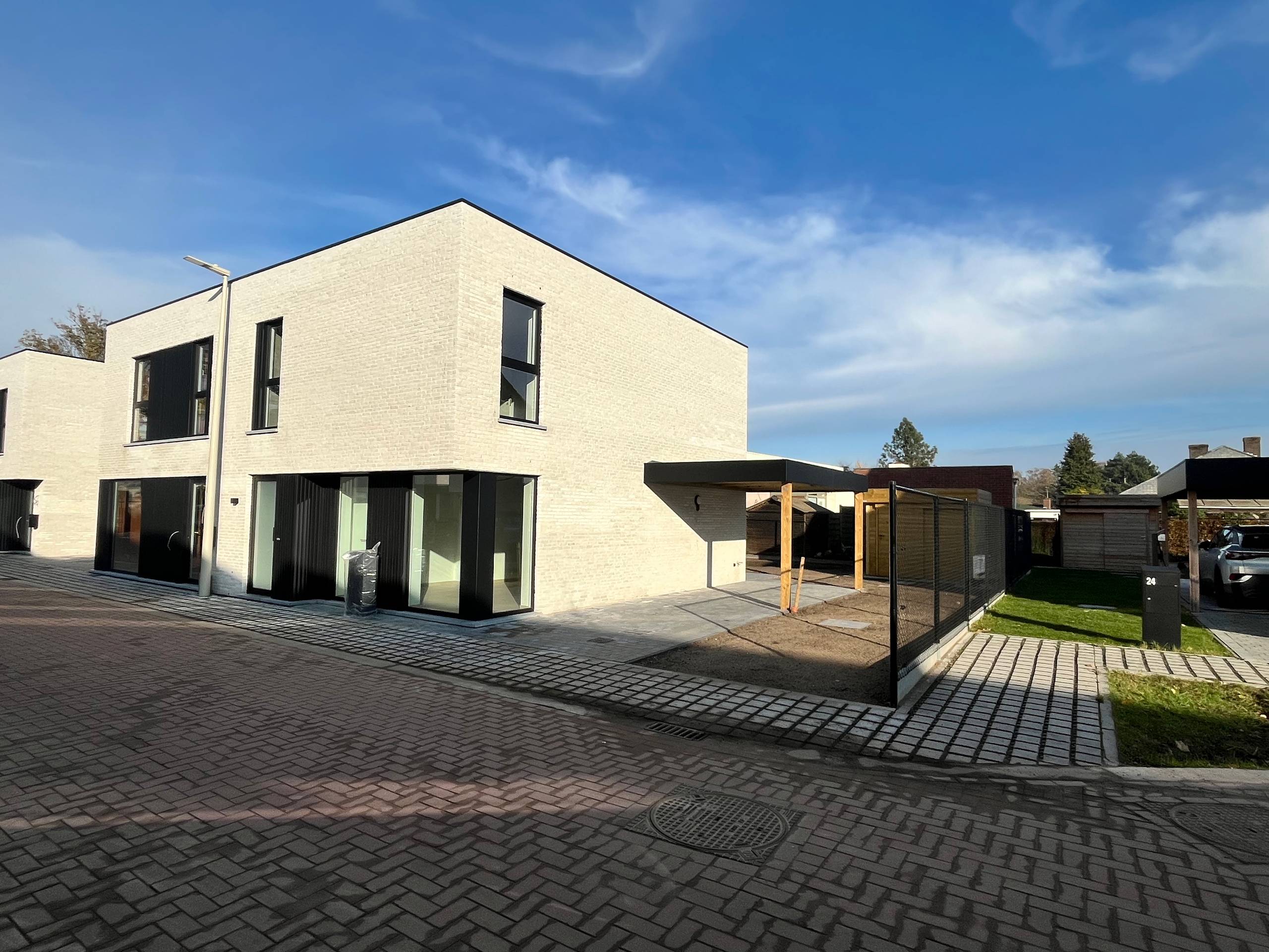 Moderne nieuwbouwwoning voorzien van 3 slkaapkamers - foto 1