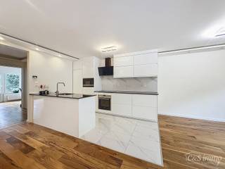 Dit volledig gemeubileerde duplex penthouse combineert comfort met functionaliteit en biedt alles wat u nodig heeft voor een aangename...