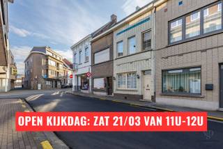 Zaterdag 21/03 tussen 11u tot 12u : KIJK-DAG (na voorafgaandelijke afspraak). <br /><br />De woning beschikt over een inkomhal die toegang geeft tot de aangename leefruimte, gevolgd door de lichtrijke keuken met aanpalende berging/wasplaats (met douchecel) en badkamer. <br />Vanuit de leefruimte en keuken heb je toegang tot het knusse binnenkoertje. <br />Op de bovenverdieping bevinden zich een nachthal, 2 (slaap)kamers en een afzonderlijk toilet. <br />Extra bergruimte gegarandeerd dankzij de praktische kelder én zolder.<br /><br />Centrale ligging, alle voorzieningen bevinden zich op wandelafstand: het station van Zottegem, winkels, drank- en eetgelegenheden, scholen en andere faciliteiten zijn vlot bereikbaar. <br /><br />Bijkomend pluspunt: afzonderlijke garage (vlakbij de woning) kan optioneel aangekocht worden.