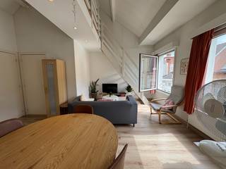 Eénslaapkamer appartement op de derde verdieping in een gebouw zonder lift.<br />Afvalberging en fietsenberging aanwezig. <br /><br />Indeling: <br />- leefruimte met open keuken uitgerust met elektrisch kookvuur, dampkap, spoelbak en ijskast. <br />- badkamer met ligbad, toilet, lavabo en aansluiting wasmachine<br />- mezzanine voor extra zitruimte of bergruimte <br /><br />Ideaal voor een alleenstaande of koppel<br /><br />Beschikbaar vanaf 1 september <br /><br />€95 provisiekosten voor water, onderhoud + verbruik algemene delen, jaarlijkse controle van de cv ketel, afval containers en brandverzekering.<br /> 
