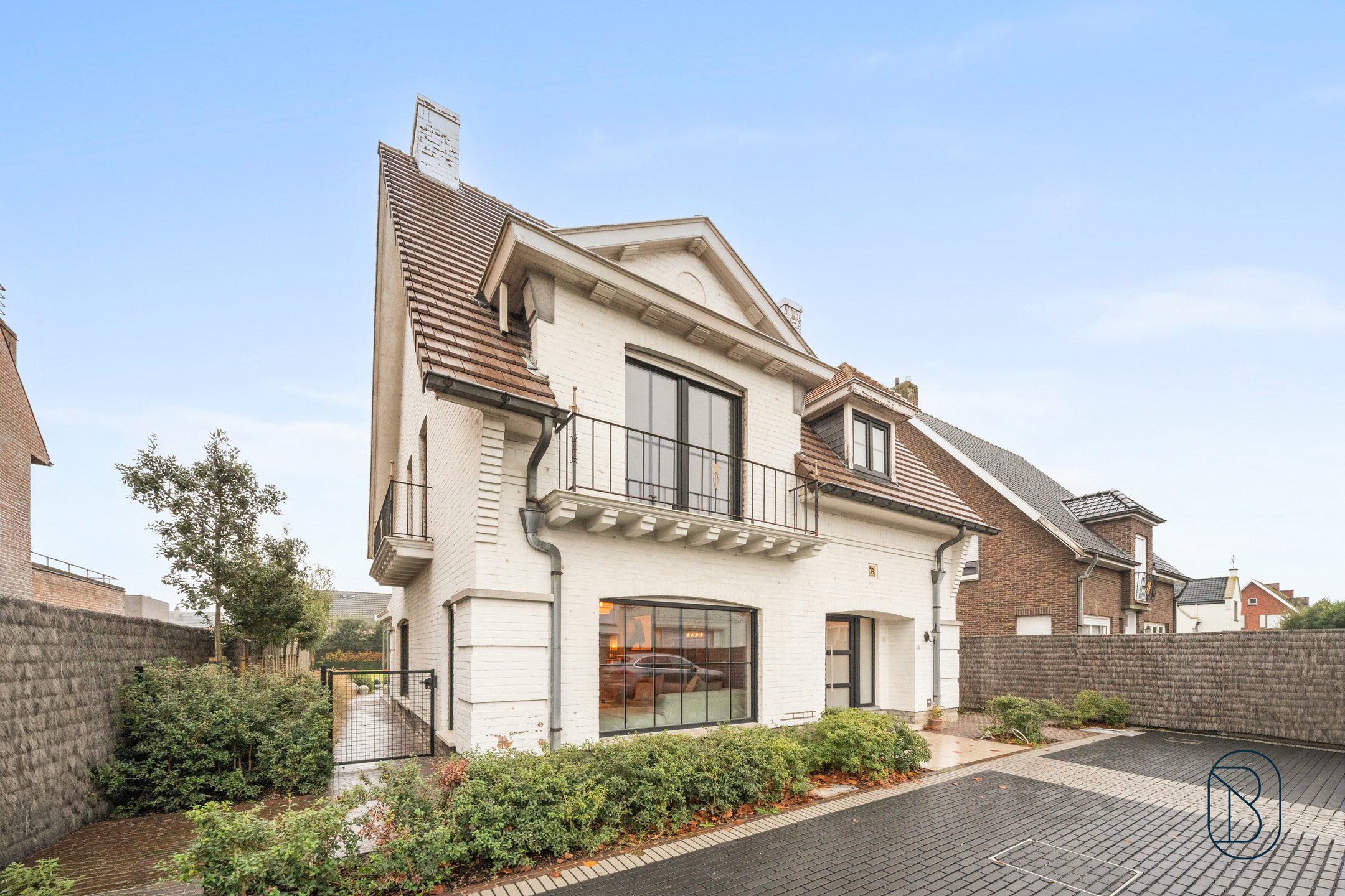 Mooi gerenoveerde villa met oprit, grote tuin en 3 slk. - foto 1