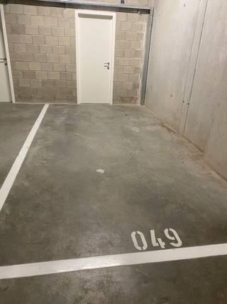 <br /><br />Ondergrondse parkeerplaats te huur in de ondergrondse parking van Residentie Refuga in Hasselt.<br /><br />Residentie Refuga is een van de nieuwe absolute toplocaties in Hasselt gelegen in centrum Hasselt.<br /><br />De ondergrondse parkeerplaats met nummer 49 bevindt zich op de verdieping -1 en kan bereikt worden via de ingang Q park 'Dusartplein'. De verdieping is volledig privé voor bewoners van Refuga en kan via nummerplaatherkenning zeer gemakkelijk bereikt worden. Q park vraagt wel een doorrijvergoeding.<br />Er is een mogelijkheid om een achterliggende berging mee te huren voor slechts €20/maand.<br /><br />Enkele pluspunten van deze parkeerplaats:<br />- autostaanplaats in privéparking <br />- Midden in centrum Hasselt.<br /><br />Wilt u graag wat meer info of wenst u deze parkeerplaats te huren? neem dan contact op met Valere Vangeel via 0472 323 424 of valere@vestio.com