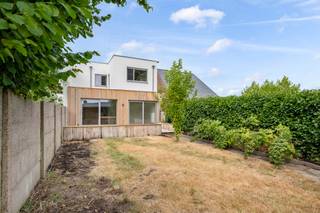Ruime woning (ca. 236 m²) met leuke tuin gelegen te Duffel. <br /><br />Algemeen:<br />- Grotendeels gerenoveerde woning<br />- Gelegen te Duffel nabij winkels, scholen,...<br />- De woning biedt tal van mogelijkheden waaronder kangoeroewonen<br />- Gelijkvloers afgewerkt met slaapkamer en badkamer<br />- 10 zonnepanelen<br />- EPC B <br />- Asbestattest in aanvraag<br /><br />Renovaties:<br />- Volledig gelijkvloers (keuken, vloeren, elektriciteit,...)<br />- Geïsoleerd, nieuw dak<br />- Buitenschrijnwerk<br />- Terras<br />- Verwarming vernieuwd (op gas met radiatoren)<br /><br />Indeling:<br />Gelijkvloers:<br />- Inkomhal met apart toilet<br />- Inpandige garage<br />- Leefruimte met open keuken<br />- 1e slaapkamer<br />- Badkamer met inloopdouche, toilet en lavabo<br /><br />De eerste verdieping is momenteel ingericht met een leefruimte, keuken, badkamer en 2 à 3 slaapkamers. Deze verdieping kan nog volledig naar wens worden ingedeeld/vernieuwd. De verwarming boven is reeds vernieuwd. <br /><br />Bovendien beschikt de woning nog over een mooie tuin met groot terras.