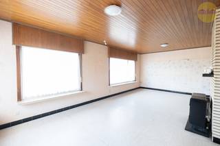 Deze woning, rustig gelegen in Balen-Hulsen op een perceel van 7a32ca, biedt een solide basis om er iets unieks van te maken. Het huis heeft een lichtrijke leefruimte met grote ramen, een keuken met bijkeuken en kelder, een apart toilet en wasruimte.<br /><br />Op de eerste verdieping liggen drie ruime slaapkamers die volop mogelijkheden bieden om ze naar eigen wens in te richten. Daarnaast is er een badkamer en een dressingruimte, met mogelijkheid om de badkamer verder uit te breiden. De zolder biedt extra opslag of creatieve mogelijkheden.<br /><br />De woning vraagt om renovatie, maar geeft daarmee de kans om elke ruimte volledig naar eigen wens in te richten.<br /><br />De groene tuin nodigt uit tot rust en ontspanning, en de ligging combineert het voordeel van een rustige straat met de nabijheid van voorzieningen.<br /><br /><strong>Extra troeven van deze woning:</strong>
<ul>
	<li>Ruime, lichtrijke slaapkamers</li>
	<li>Solide structuur met veel renovatiemogelijkheden</li>
	<li>Bovenverdieping reeds voorzien van vernieuwde PVC-ramen</li>
	<li>Zolder en kelder voor extra opslag</li>
	<li>Rustige ligging met een grote tuin, dicht bij scholen en winkels</li>
</ul>
<br />Benieuwd of dit jouw plek kan worden?<br />We nemen graag de tijd om je deze woning ter plaatse te laten ontdekken.<br />📞 014 84 83 69<br />✉️ info@sublimmo.be<br /> 