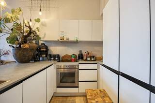 Gelijkvloersappartement te koop op toplocatie in Antwerpen! Het appartement bevindt zich op het Eilandje in het centrum van Antwerpen. Er is een vlotte verbinding dankzij de nabijheid van openbaar vervoer en belangrijke invalswegen. De renovaties aan het appartement vonden plaats in 2014. Het appartement beschikt ook over een ruim terras, ideaal om van de zon te genieten of een frisse neus te halen!Indeling:- Leefruimte- Open keuken- Badkamer- Slaapkamer 1- Slaapkamer 2- Zeer ruim terras 20m²De absolute troef van dit appartement is het ruim terras van maar liefst 20m². Een zeldzaamheid in de stad! Hier is plaats genoeg voor een grote lounge set, een eettafel én uw planten. Het is de ideale plek om in alle rust te genieten van een kop koffie in de ochtend of een apero/BBQ met vrienden in de avond.Dit appartement te koop wordt aangeboden voor een prijs van 349.000 euro.Bent u geïnteresseerd in een appartement of woning te koop in Antwerpen? Aarzel dan niet om ons te contacteren. Had u graag uw eigen eigendom te koop aangeboden contacteer ons dan voor een vrijblijvende schatting, telefonisch op het nummer 03/206.76.76 of per mail naar antwerpen@dewaele.com. Ook voor alle andere vragen omtrent vastgoed kan u steeds bij ons kantoor in Antwerpen terecht!