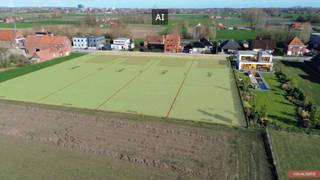 Strategisch gelegen perceel bouwgrond te koop langs de Moorseelsesteenweg op de Vossemolen in Rumbeke. De ligging combineert een vlotte bereikbaarheid via de N36 en E403 met de nabijheid van AZ Delta, Bergmolenbos, Sterrebos en het centrum van Rumbeke.<br /><br />Het perceel heeft een oppervlakte van 1.661 m² en is geschikt voor het oprichten van een open bebouwing. <br /><br />Het perceel biedt een straatbreedte van circa 22 meter en een diepte van ongeveer 86 meter beschikt u over een royale bouwzone van 14 meter breed en 22 meter diep. <br /><br />De westelijk georiënteerde tuin geniet van de middag- en avondzon en grenst achteraan aan landbouwgebied, waardoor het open karakter behouden blijft.<br /><br />Volgens de voorschriften is een nevenfunctie tot 40% van de woning mogelijk. Dit biedt interessante mogelijkheden voor bijvoorbeeld een kantoor, praktijk, vrij beroep of dienstverlening. De ligging zorgt bovendien voor een goede zichtbaarheid en bereikbaarheid.<br /><br />Een mooie kans om ruim en toekomstgericht te bouwen op een strategische locatie, met alle voorzieningen binnen handbereik en een blijvend open gevoel achteraan.<br /><br /><br /><br /><br />Deze AI-visualisaties zijn bedoeld als inspiratie. Er werd geen rekening gehouden met technische specificaties, stedenbouwkundige voorschriften of de concrete mogelijkheden tot realisatie.
