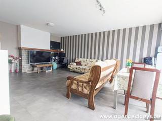 Ruim en lichtrijk appartement, gelegen in een rustige residentiële wijk in het centrum van De Haan.Het appartement omvat een ruime inkomhal, ruime en...