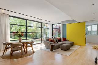 Instapklare architecturale villa op ca. 932m² grond. Tuin op het zuiden & royaal zonnig dakterras.Deze villa bevindt zich in een rustige straat met...