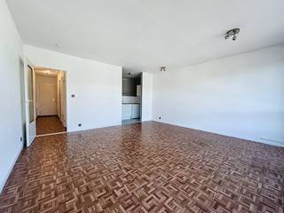 Situé au Bisschoppenhoflaan 422 à Deurne, vous trouverez cet appartement lumineux à louer au troisième étage. L'appartement est situé à...