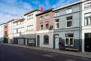 <p>Deze ruime woning beschikt over vier slaapkamers, een gezellige tuin en heel wat natuurlijke lichtinval. Dankzij de praktische indeling en de ruime kamers is dit een ideale gezinswoning.<br /><br />Via de inkomhal bereik je zowel de woonkamer als de keuken. De keuken beschikt over voldoende werk- en bergruimte. De woonkamer is ruim en geniet van veel natuurlijk licht. Verder bevindt zich op het gelijkvloers de ruime badkamer.<br /><br />Op de eerste verdieping zijn er twee ruime slaapkamers. Ook de tweede verdieping beschikt over twee volwaardige slaapkamers.<br />De verzorgde tuin is een absolute troef en vormt een leuke plek om gezellig buiten te zitten en te genieten van de zonnige dagen.<br /><br />De woning beschikt over EPC-label D en valt hierdoor niet onder de renovatieverplichting.<br /><br />Beschikbaar bij akte!<br /><br />Contacteer Top Vastgoed voor een bezoek op 0475 700 700!</p>
