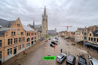In de historische stadskern van Ieper, op de Leet, wacht een uitzonderlijke vakantiewoning te koop die authenticiteit en comfort moeiteloos combineert. Met uitzicht op de majestueuze Lakenhallen en het vernieuwde Vanpeerenboomplein vormt deze eigendom een unieke kans voor wie zoekt naar een karaktervolle woonst op een absolute topligging nabij het centrum.<br /><br />Deze instapklare woning uit 1920 biedt een warme sfeer en een doordachte indeling. De 146 m² bewoonbare oppervlakte omvat een uitnodigende leefruimte met authentieke elementen, een praktische keuken en drie gezellige slaapkamers. De ruime badkamer, voorzien van een bad, douche, dubbele wastafel en toilet, zorgt voor extra comfort. Dankzij de vergunde uitbating als vakantiewoning voor zes gasten en een indrukwekkende score van 9,8/10 vormt dit pand een bijzonder interessante investering. Gratis parkeermogelijkheden vlakbij vergroten het woon- en verblijfsgemak.<br /><br />Wie houdt van de geschiedenis van Ieper, de nabijheid van monumenten en de sfeer van een levendige maar authentieke stadskern, voelt zich hier meteen thuis. Deze unieke woonst combineert charme, ligging en potentieel in één aantrekkelijk geheel.<br /><br />Er is de mogelijkheid om een garage aan te kopen op 600 meter van de woning. <br /><br />Wil je deze karaktervolle gezinswoning of rendabele investering zelf ervaren? Neem vandaag nog contact op met Immo Francois voor een bezoek.<br /><br />Woning verkopen in Ieper? Vraag je gratis schatting aan bij Immo Francois, jouw lokale makelaar.<br /><br />