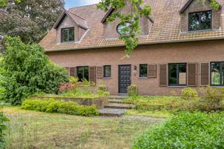 <p>Deze karaktervolle villa in Bolderberg combineert een uitzonderlijke woonoppervlakte van 493m² met een topligging, veel natuurlijke lichtinval en een waaier aan mogelijkheden. Wie op zoek is naar een ruime gezinswoning, een combinatie van wonen en werken of een eigendom met potentieel, vindt hier een unieke kans.</p><p></p><p>Bij aankomst word je verwelkomd door de charmante uitstraling van de woning. Binnen zorgen de royale leefruimtes, hoge plafonds en grote raampartijen voor een aangename en open sfeer. Dankzij de doordachte indeling biedt deze villa alle ruimte om het dagelijks leven comfortabel in te richten.</p><p></p><p>De woning beschikt over vijf ruime slaapkamers en twee badkamers, waardoor ook grotere gezinnen moeiteloos hun plek vinden. Daarnaast is er een aparte bureauruimte die perfect geschikt is voor thuiswerk, een vrij beroep of als hobbyruimte.</p><p></p><p>De vele vierkante meters bieden tal van mogelijkheden om de woning volledig af te stemmen op jouw woonwensen. Of je nu droomt van extra leefruimtes, een praktijk aan huis of een woning waar verschillende generaties samen kunnen wonen, deze villa vormt hiervoor een uitstekende basis.</p><p></p><p>Buiten geniet je van een mooie tuin met een gezellige binnenplaats waar je in alle privacy kunt ontspannen, spelen of gasten ontvangen. De buitenruimte vormt een aangename verlenging van het wooncomfort en biedt het hele jaar door een rustige omgeving.</p><p></p><p>De ligging in het gegeerde Bolderberg is een absolute troef. Je woont in een groene en aangename omgeving met een vlotte bereikbaarheid en tal van voorzieningen in de buurt.</p><p></p><p>Ook op technisch vlak scoort deze woning sterk. Met een energieprestatiecertificaat C en een asbestveilig attest beschik je over een solide en toekomstgerichte woning.</p><p></p><p>Ben je op zoek naar een karaktervolle villa met veel ruimte, licht en mogelijkheden op een toplocatie in Bolderberg, dan nodigen wij je graag uit om deze bijzondere eigendom zelf te ontdekken.</p>