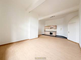 Dit appartement is gelegen in een kleinschalig appartementsgebouw aan de Grote Markt van Lessen en biedt directe toegang tot het STADSCENRTUM...