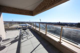 Voor wie graag geniet van zon en licht is dit prachtig appartement een echte topper. Het appartement bevindt zich op de <strong>7de verdieping</strong> en biedt een ruim zonneterras van maar liefst <strong>25 m²</strong>, ideaal om te ontspannen of gezellig buiten te eten.<br />De indeling is als volgt:
<ul>
	<li><span>Inkomhal met <strong>apart gastentoilet</strong></span></li>
	<li><span><strong>Aparte berging</strong> met aansluiting voor wasmachine</span></li>
	<li><span><strong>Lichtrijke woonkamer en eetplaats</strong> met grote raampartijen</span></li>
	<li><span>Via het schuifraam heeft men toegang tot het <strong>ruime zonneterras van 25 m²</strong></span></li>
	<li><span><strong>Twee volwaardige slaapkamers</strong>, beide met rechtstreekse toegang tot het terras</span></li>
	<li><span><strong>Tweede berging</strong> voor extra opbergruimte</span></li>
	<li><span><strong>Badkamer</strong> uitgerust met inloopdouche en dubbele lavabo</span></li>
</ul>
Daarnaast beschikt het gebouw over een <strong>gemeenschappelijke fietsenberging</strong>.<br />Het appartement scoort uitstekend op vlak van energiezuinigheid met een <strong>EPC A-label</strong> en is voorzien van <strong>vloerverwarming in het volledige appartement</strong>, wat zorgt voor een optimaal wooncomfort.<br /><strong>Extra troeven:</strong>

<ul>
	<li><span>Zonnig terras van 25 m²</span></li>
	<li><span>Vloerverwarming in het hele appartement</span></li>
	<li><span>Energiezuinig (EPC A)</span></li>
	<li><span>Fietsenberging in het gebouw</span></li>
	<li><span>Extra berging bij het gebouw</span></li>
	<li><span><strong>Optionele autostaanplaats</strong></span></li>
	<li><span>Gelegen <strong>vlakbij de Zeedijk</strong>, openbaar vervoer en winkels</span></li>
	<li><span>Verkoop onder het <strong>stelsel van registratierechten</strong></span></li>
</ul>
Een ideale woonst als vaste verblijfplaats, tweede verblijf of investering aan zee.<br /> 