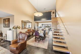 Appartement te koop met levenslange huur - totale huurinkomst: 1.000 euro per maand. <br /><br />In het centrum van Oudenburg bevindt zich dit uitzonderlijk ruim en lichtrijk duplexappartement (bouwjaar 2009), gelegen op de tweede en derde verdieping van een kleinschalige residentie met slechts drie appartementen. Dankzij de lift in het gebouw en de kwalitatieve afwerking geniet u hier van een combinatie van comfort, ruimte en energiezuinigheid (EPC: 161 kWh/m² – B-label).<br /><br />Met een bruikbare vloeroppervlakte van maar liefst 185 m² biedt dit appartement een woonbeleving die zelden te vinden is in centrumligging.<br />De indeling is als volgt:<br /><br />Tweede verdieping:<br />Inkomhal met vestiaire, ruime L-vormige leefruimte (± 44 m²) met open, volledig uitgeruste keuken en toegang tot het eerste terras. Verder een praktische wasplaats, apart toilet, 2 volwaardige slaapkamers en een badkamer met dubbele lavabo en instapdouche.<br /><br />Duplexverdieping:<br />Extra leef-/bureauruimte met aansluitend salon, toegang tot het tweede terras met pergola, derde slaapkamer en bijkomende berging met liftuitloop.<br /><br />Dit appartement wordt verkocht aan een investeerder met het oog op levenslange huur.<br />De huidige bewoonster betaalt € 600/maand, waarbij de verkopers een opleg van € 400/maand voorzien. Hierdoor ontvangt u maandelijks € 1.000 huurinkomsten – een unieke en stabiele investering in een energiezuinig en ruim appartement op topligging.<br /><br />Bel ons op het nummer 059/250 590 voor meer info of een bezoek ter plaatse!<br /><br />Neem voorsprong met een vrijblijvende schatting via:<br />www.residentievastgoed.be/gratisonlineschatten