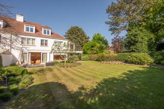 Villa jumelée meublée avec style, située à un emplacement de choix au Zoute, à distance de marche du Royal Zoute Tennis Club et du Minigolf.<br /><br />Très au calme, sur un terrain d’environ 705 m².<br /><br />Cette propriété allie raffinement et confort de vie contemporain. Située dans un quartier paisible mais central, elle offre une expérience de vie exclusive à ceux qui recherchent qualité et élégance.<br /><br />Disposition : spacieux hall d’entrée avec vestiaire et toilettes invités. Le séjour lumineux avec un salon convivial s’ouvre harmonieusement sur la salle à manger et la cuisine entièrement équipée. De grandes baies vitrées assurent une connexion naturelle avec le jardin orienté sud-ouest, où la terrasse charmante invite à la détente en toute tranquillité et intimité.<br /><br />Au premier étage se trouvent quatre grandes chambres, chacune équipée de placards encastrés et d’une salle de bains privative, garantissant bien-être et intimité.<br /><br />Le deuxième étage propose une cinquième chambre, actuellement aménagée en chambre d’enfants avec quatre lits, également avec sa propre salle de bains.<br /><br />À l’extérieur, vous profitez d’un jardin joliment aménagé avec une terrasse ensoleillée.<br />La propriété dispose également d’un emplacement de parking pouvant accueillir plusieurs véhicules ainsi que d’un garage intégré.<br /><br />Conditions de location :<br /><br />Entretien du jardin : 400 €/mois en supplément du loyer<br /><br />Preuve de garantie locative équivalente à 3 mois de loyer<br /><br />Preuve d’un ordre permanent pour le paiement du loyer et du premier mois de loyer<br /><br />Preuve de souscription à une assurance habitation<br /><br />État des lieux à frais partagés (50 % - 50 %)<br /><br />Pas de possibilité d’y établir son domicile - seulement deuxième résidence.<br /><br />Une opportunité rare pour ceux qui rêvent d’un lieu de vie exclusif au cœur du Zoute.