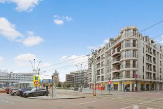 Centraal gelegen autostaanplaats in een recent gebouw, gelegen in een zijstraat van de Kerkstraat/winkelstraat. Inrit via de Steenstraat...