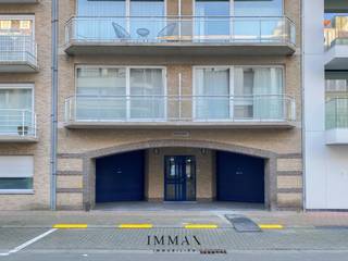 Zeer ruime garagebox met elektrische poort op het gelijkvloers gelegen in het centrumvan Knokke en nabij de Lippenslaan.Toegankelijk voor grote...