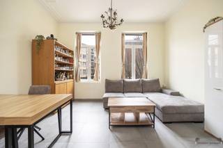 <p><span>Deze instapklare woning werd recent grondig gerenoveerd en combineert hedendaagse stijl met energiezuinig wonen. </span></p><p><span>Via de ruime inkomhal is er toegang tot de ruime garage met ruimte voor fietsen plus auto en de recente badkamer met douche, dubbele lavabo en toilet.</span></p><p><span>Op het gelijksvloers bevindt zich ook de wasruimte en toegang tot de ruime droge kelder met veel bergruimte.</span></p><p><span>De leefruimte en vernieuwde keuken bevinden zich op de eerste verdieping, waar veel licht en een warme sfeer elkaar vinden.</span></p><p><span>Op de tweede verdieping vind je twee mooie slaapkamers voorzien van Velux-ramen met verduistering.</span></p><p><span> </span></p><p><span>De woning is technisch uitstekend uitgerust:</span></p><ul><li><span>- Warmtepompen (lucht-lucht) voor koeling in de zomer en verwarming in de winter</span></li><li><span>- Radiatoren op gas voor extra warmtecomfort</span></li><li><span>- 6 zonnepanelen (2025) voor een lagere energiefactuur</span></li><li><span>- EPC-label B slechts 135 kWh/m²jaar, wat garant staat voor energiezuinig wonen</span></li><li><span> </span></li></ul><p><span>Daarnaast geniet je van praktische extra's zoals:</span></p><ul><li><span>- Dubbele beglazing in pvc voor optimale isolatie</span></li><li><span>- Kelder met extra opbergruimte</span></li><li><span>- Aparte wasruimte</span></li><li><span>- Garage met ruimte voor wagen en fietsen.</span></li></ul><p><span>De ligging is ideaal: vlak bij belangrijke uitvalswegen, centraal met een vlotte verbinding naar Leuven, Mechelen, Nederland en Antwerpen.</span></p><p><span>Een volledig vernieuwde, energiezuinige woning waar comfort, stijl en ligging perfect samenkomen!</span></p>