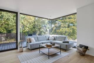 In deze kleine residentie, op wandelafstand van het natuurpark Rozebroeken, bevindt zich op de 1ste verdieping, dit tot in de puntjes...