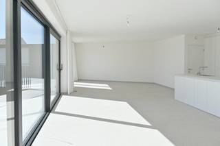 !!! LAATSTE APPARTEMENT !!!<br /><br />Uniek Nieuwbouwappartement met groot Terras<br /><br />Ontdek dit splinternieuwe appartement waar ruimte, natuurlijk licht, absolute rust en ongeëvenaard comfort samensmelten. De royale woonkamer met open Amerikaanse keuken strekt zich uit over maar liefst 64 m², met een indrukwekkende lengte van meer dan 13 meter. Langs de volledige gevel grenst een drempelloos terras van 50 m², afgewerkt met dezelfde hoogwaardige keramische tegels als binnen (120x120 cm). Ideaal voor een vleugelpiano, een discrete werkhoek of gewoon om vorstelijk te leven in stijl.<br /><br /><br />Designkeuken voor Culinaire Hoogstandjes<br />- elegant geïntegreerd in de leefruimte voor een klassevol geheel<br />- uitgerust met topklasse Miele-apparatuur <br />- groot kookeiland met keramisch werkblad <br />- volledige kastenwand voor optimale opbergruimte en organisatie<br /><br /><br />Unieke Troeven:<br />- Energiezuinig &amp; Duurzaam: E-peil lager dan 10, lage energiekosten<br />- lage syndicus kosten<br />- Veilig en Praktisch: Met poort afgesloten achteringang<br />- Toplocatie: Op wandelafstand van bakker, krantenwinkel, weelderig park, stadsbos, scholen en crèche - maar toch centraal en rustig<br />- Levenslang Luxe Comfort: Twee ruime slaapkamers (mogelijkheid voor drie), een badkamer met inloopdouche, bad en toilet en dubbele wastafel<br />- Kwaliteit en Genot: onderhoudsvrije materialen, gemeenschappelijke fietsenstalling en tuin <br />- Volledig Afgewerkt inclusief de schilderwerken en gordijnen, <br />- Geen zorgen over onverwachte meerwerken of stijgende bouwkosten!<br /><br />Voor autoliefhebbers: optie tot aankoop van een carport en berging (29.500,-)<br /><br />Rechtstreeks van de bouwheer.<br /><br />!!! Mogelijkheid tot aankoop aan 6% BTW !!!
