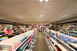 <p><span>Indeling</span><span>:</span></p><p><span>Begane grond: Hal'gedeelde ingang: 15 m², grote garage voor 1 auto:  +/- 23 m² </span></p><p><span>Vierde verdieping:'privé-entree, hal met garderoberuimte: 4,16 m², ingerichte keuken met 1 m² was-/bergruimte en toegang tot het balkon: 14,07 m², woonkamer: 24,90 m², nachthal: 2,67 m² met 1 m² kast, 2 slaapkamers: 12,64|14,41  m², badkamer: 5,06 m², apart toilet: 1 m².</span></p><p><span> </span></p><p><span>Inrichting en uitrusting</span><span>:</span></p><p><span>Verwarming: Centraal gas, boiler </span></p><p><span>Elektriciteit: Twee-uurlijks, 220 V </span></p><p><span>Kozijnen: PVC, O/B (2002).</span></p><p><span>Dak: Dakbedekking</span></p><p><span>Keuken:  enkele gootsteen, koelkast, vriezer, keramische kookplaat, afzuigkap, vaatwasser</span></p><p><span>Sanitair: 1 douche, 1 wastafel, 1 WC.</span></p><p><span>Materialen: parketvloer, balatum.</span></p><p><span> </span></p><p><span>Aansluitingen</span><span>:</span></p><p><span>Riool: Ja</span></p><p><span>Water: Ja</span></p><p><span>Gas: Ja</span></p><p><span>Elektriciteit: Ja</span></p><p><span>Telefoon: Ja</span></p><p><span>Kabeltelevisie: Ja</span></p><p><span> </span></p><p><span>Dit document dient alleen ter informatie en is niet contractueel bindend. Het kan zonder voorafgaande kennisgeving worden gewijzigd</span></p><p><span> </span></p>